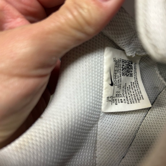 Nike White Sneakers with Textured Detail - Picture 4 of 4